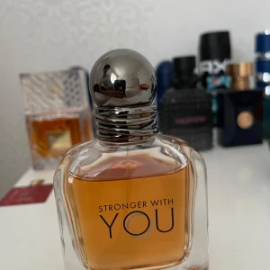 Armani Stronger With You parfym - Armani Stronger With You är en herrparfym i en stilren, fyrkantig glasflaska med rundad silverfärgad metallkork. Doften har en varm bärnstensfärgad vätska och flaskan har tydlig logga framtill. Perfekt för dig som gillar eleganta och moderna dofter. Nästan full 