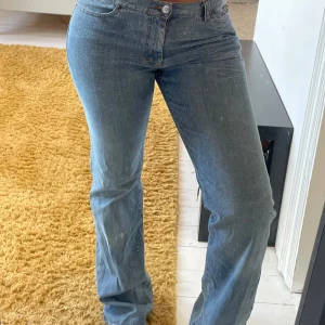 Blå jeans bootcut - Säljer ett par  jeans i blå tvätt med bootcut passform och låg midja💙🦋