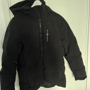 Sail racing down jacket - Nypris: 4500kr. Haft den ca 2 vintrar men kvaliteten är riktigt bra. Håller värmen bra. Storlek S passar M också. Dunet i jackan har blivit lite sämre såklart men fortfarande en fin jacka. Kan gå ner i pris.