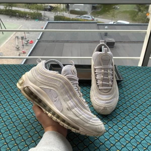 Air Max 97 - Använda men fina Air Max 97 Triple White. Storlek 40 men passar även 41 Frakt 0-1 dag  Skriv för frågor eller prisförslag🙌