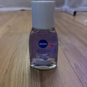 NIVEA Soothing Micellar Water 100ml - Micellärvatten från NIVEA med Amino Acid Complex och Dexpanthenol, perfekt för att ta bort smink från ansikte, ögon och läppar. Kommer i en genomskinlig plastflaska med vit kork, innehåller 100 ml och är parfymfri för känslig hud.