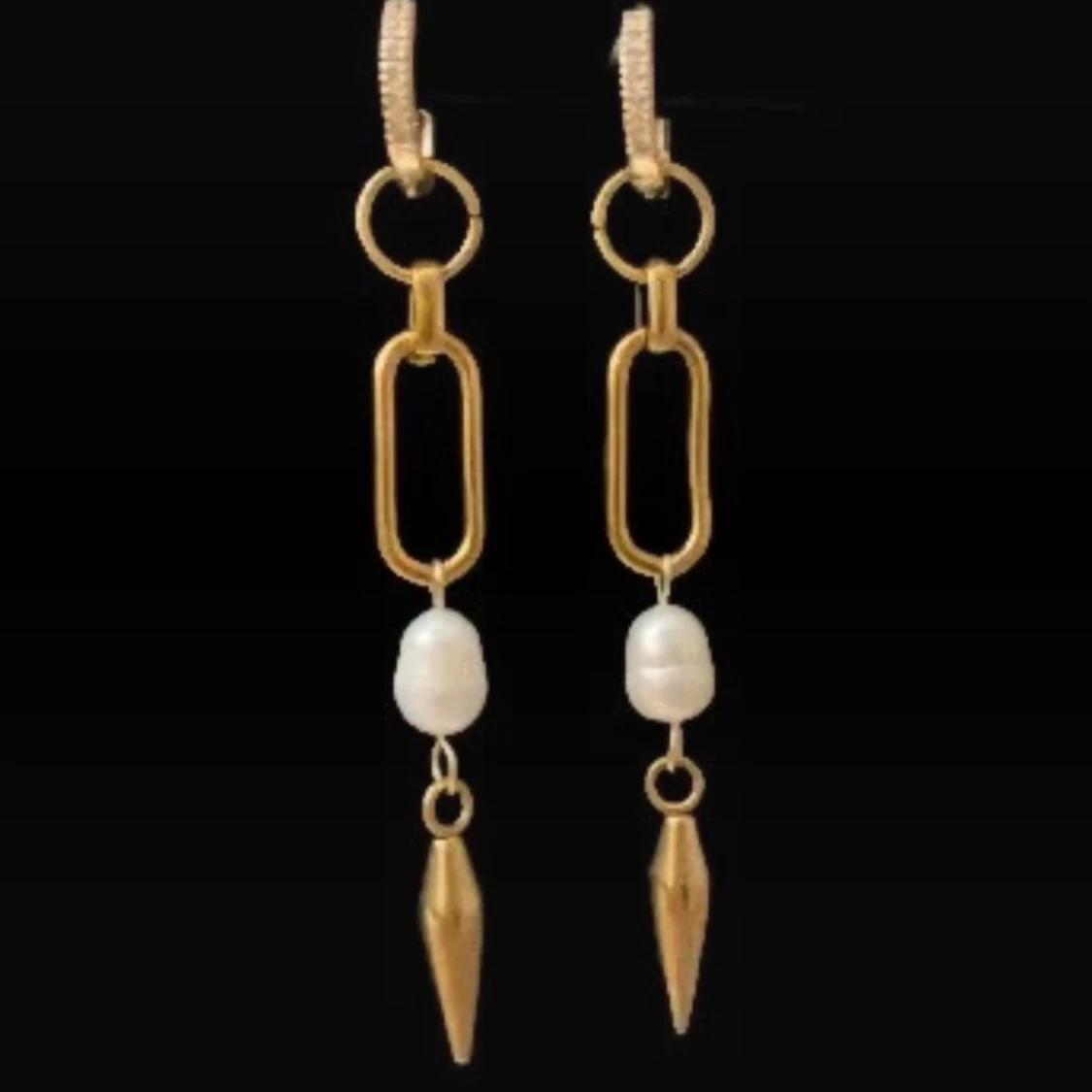 Guldiga örhängen med pärlor