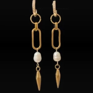Guldiga örhängen med pärlor - Snygga hängande örhängen i guldton med rektangulära länkar, vita pärlor och spetsiga detaljer längst ner. Perfekt för dig som gillar statement-smycken med cool design och unika former.