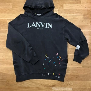 Svart Lanvin hoodie X gallery dept hoodie - Riktig fet och ny eftertraktad Limeted edition  hoodie från Lanvin. Den är helt ny och aldrig tvättad. Eftertraktad Limeted edition. Storlek M men passar L.