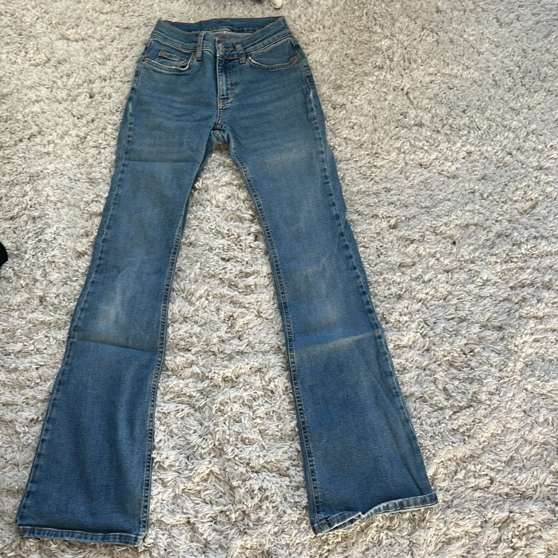 Blåa botcut jeans
