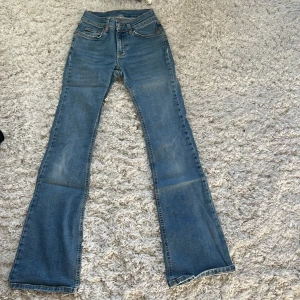 Blåa botcut jeans - Säljer dessa mörkblåa jeans från Gina, midjan är medelhög och jeansen är i botcut🫶🏼