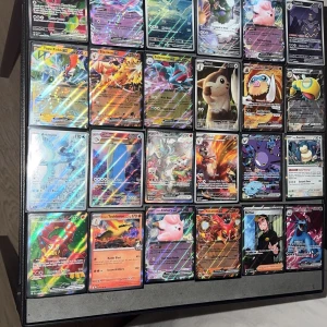Pokémon Trading Card Game Samling - Cool samling med Pokémon-kort i pärm och box! Perfekt för dig som älskar Pokémon, samlar eller vill spela med vänner. Flera holografiska och sällsynta kort ingår. Gör din samling unik och utmana andra i spännande matcher! kommer även med en pärm med kort. Alla kort är över 7 tusen sammanlagt 
