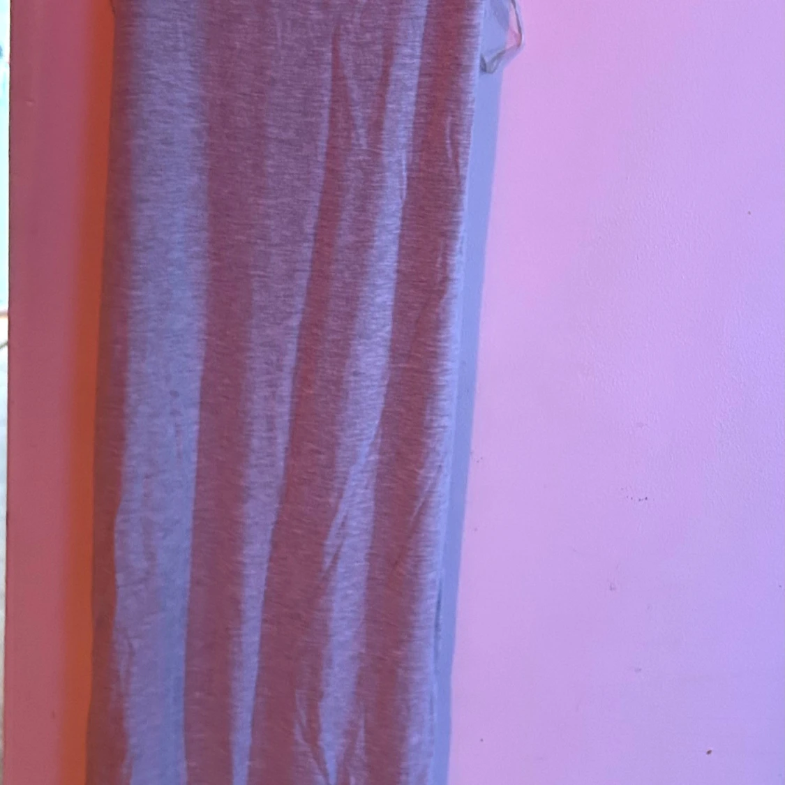 Grå långklänning med smala axelband