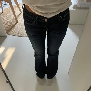 Mavi jeans  - Bootcut lowrise jeans från märket Mavi köpa på aboutyou. Inga defekter. Skriv för frågor❤️