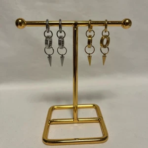 Örhängen med spikes i silver och guld - Coola örhängen med små spikes, finns både i silver och guld. Designen är enkel men edgy med cirkelformade ringar och spetsiga detaljer som hänger ner. Perfekt för dig som vill ha en unik och trendig look.