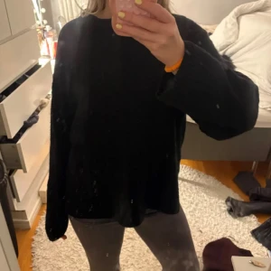 Svart stickad tröja  - Mysig svart stickad tröja med lång ärm och ribbade muddar. Tröjan har en loose passform och är perfekt för kyliga dagar. Enkel och stilren design som funkar till allt. Materialet är mjukt och värmande. Premium collection