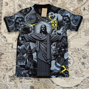 Nike Brasil svart grafisk fotbollströja - Unik Brasilien fotbollströja från Nike med grymt grafiskt tryck av Kristusstatyn och detaljerade mönster i svart, grått och gult. Kortärmad med Dri-FIT material som andas. Brasil-logga och Nike Swoosh i gult på bröstet, coola detaljer på ärmarna.