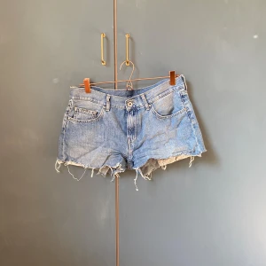 Blåa jeansshorts från Pepe Jeans - Säljer ett par blåa jeansshorts från Pepe Jeans som jag sytt om till att sitta lågmidjat💕💕 Säljer dem då de blivit för stora för mig. Jag skulle säga att de passar någon med storlek 38 eller 40💕