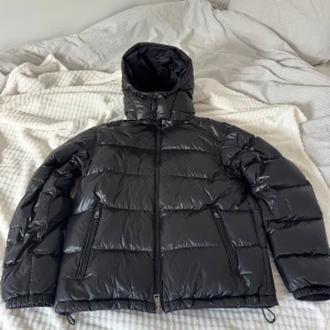 Svart pufferjacka Polo Ralph Lauren M - Säljer en svart pufferjacka från Polo Ralph Lauren i storlek M. Nypris 7000 kr, Jackan har glansig finish, huva, två dragkedjefickor och tydlig logga på bröstet. Jackan är så gott som i nyskick, finns inga märken av användning. Om du vill ha fler bilder eller har någon fundering så hör av dig🙌