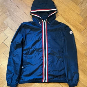 Moncler windbreaker jacka - Säljer denna feta windbreakern från moncler. Size 2 vilket är M. Riktigt fint skick.