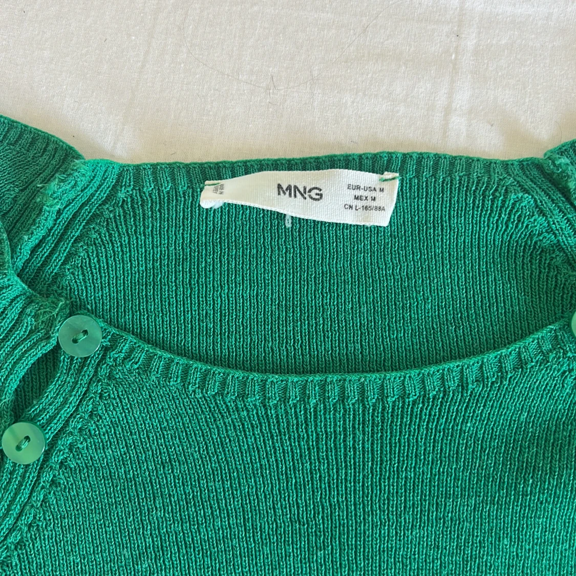 Grön stickad tröja med knappar från mango - 1
