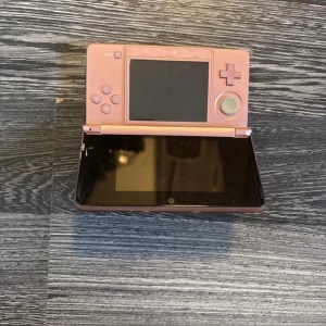 Nintendo 3DS - Den är i bra skick men den är såklart använd. Medföljer en touch-penna och Pokémon ultrasun. Väldigt bra och rolig konsol. Tyvärr huttar jag ej laddare, om detta verkligen önskas kan jag leta, men då kostar det såklart mer om laddaren ska medfölja. 