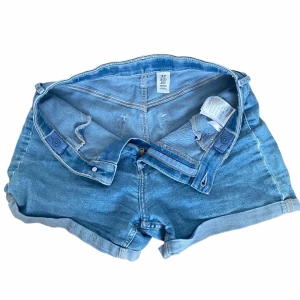 Blå jeansshorts från H&M! - Snygga blå jeansshorts från H&M💗har små defekter som fläckar på baksidan (se bild 4 och 5). high/midwaist, passar strl 170 eller S/36!