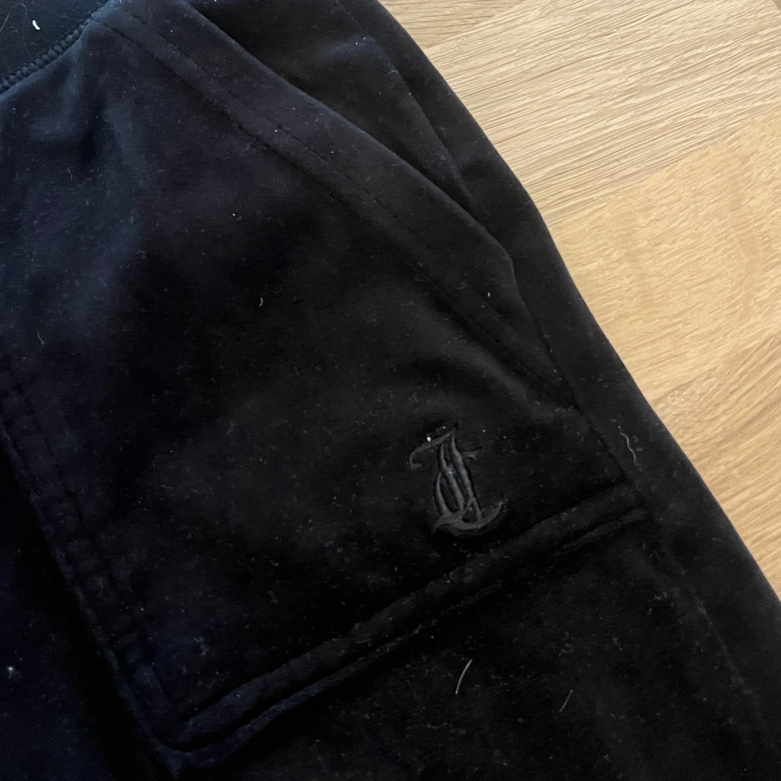 Svarta mjukisbyxor från Juicy Couture - 2