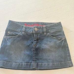 Lågmidjad jeanskjol  - Kort lågmidjad jeans kjol, är i storlek 146 men den sitter som en xxs. Jätte bra i skick, inga hål eller fläckar