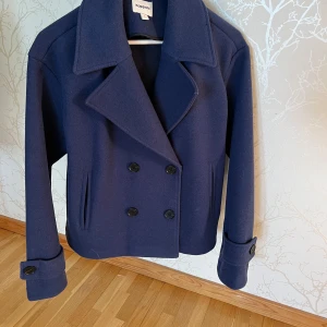 Mörkblå kappa från Kappahl - Snygg mörkblå kappa från Kappahl, storlek s, säljer för den inte kommer till användning och är i bra skick.                             Originalpris: 899kr