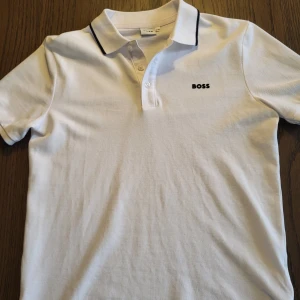 Vit pikétröja från Boss - Vit Hugo Boss piké i storlek XS. Mycket bra skick. Använd ett fåtal gånger.