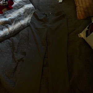 Grå kostymbyxor Linn Ahlborg x NA-KD - Snygga grå kostymbyxor från Linn Ahlborg x NA-KD i storlek 36. De har släppt lite i bak men inget hål och inget som syns på. 