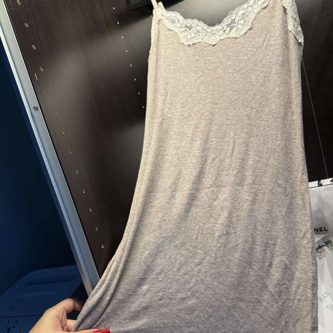 Beige kort klänning med spets