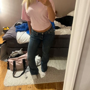 Blå bootcut jeans Gina Tricot - Snygga mörkblå jeans med klassisk bootcut-passform och låg midja. Jeansen har fem fickor, synliga sömmar och är tillverkade i slitstarkt denim.  Storlek S/M stretchiga