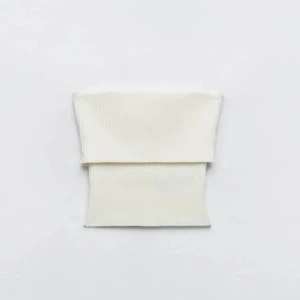 Zara topp - Vit ribbad topp från Zara, bra skick och knappt använd💕