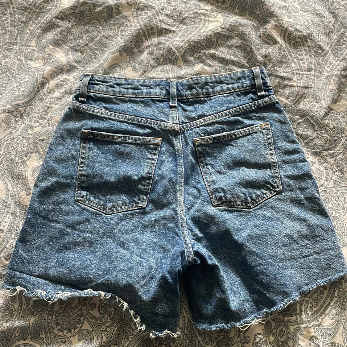Blå högmidjade jeansshorts från H&M - 1