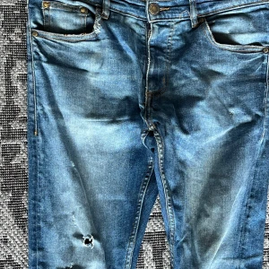 Blå slim fit jeans Shine Original - Slim fit jeans från Shine Original i modellen Woody. Snyggt blå tvätt med slitningar.