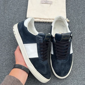 Valentino flycrew - Sjukt sällsynta och extremt feta valentino flycrew! Size 41 funkar även för dig som har 42! Skick 9/10 endast en nit av! Kan byta mot likadana i size 42 eller 42,5😇Hör av dig vid minsta fundering🤩Vid snabb affär ingår 1st valfritt armband! 