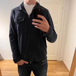 Dobber Overshirt med dragkedja  - Säljer denna sjukt snygga Overshirten från Dobber⭐️ Färgen är mörkblå och storleken är L✅ Overshirten har inga defekter och skicket är utomordentligt🙌🤝 Sjukt najs passform och passar perfekt till hösten🍁🙌 Tveka inte på att höra av er dig vid minsta fråga eller fundering😊