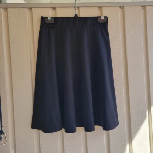 Svart A-linjeformad kjol  - En svart, enkel  A-linjeformad kjol som är väldigt mjuk. Vardagligt plagg som passar till precis allt