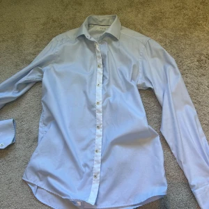 Eton Skjorta Ljusblå Contemporary - Schysst skjorta från Eton. Använd ett fåtal gånger. Originalpris: 1700kr