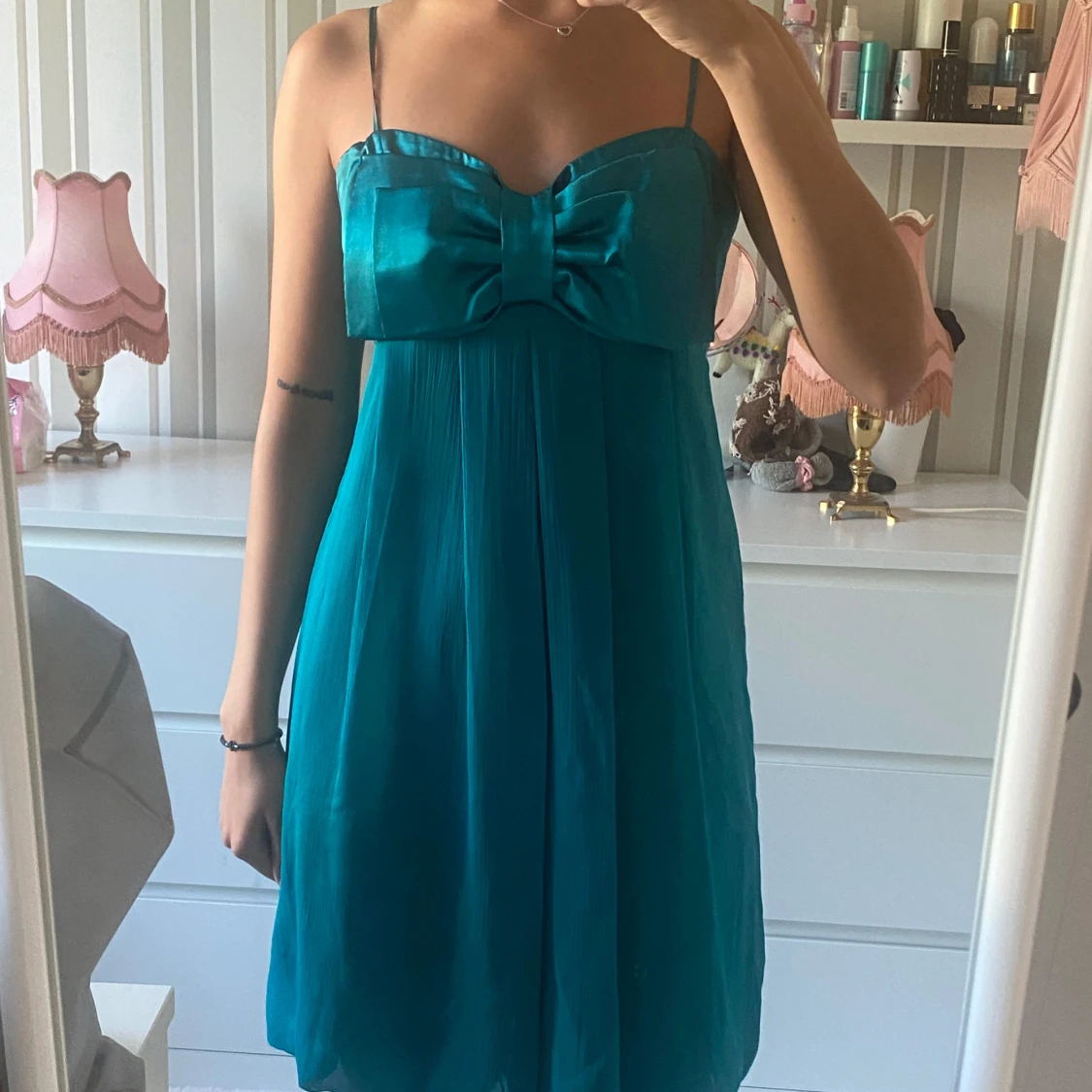 Turkos kortklänning med rosett från gina  - 1