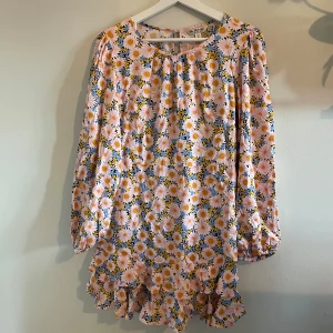 Unik klänning - One-of-a-kind blommig klänning, 60-tals inspirerad med liten volang längst ner. Perfekt om man vill sticka ut från mängden!🩷