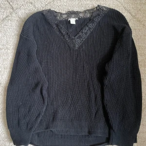 Svart stickad tröja med spets från H&M - Svart stickad tröja från H&M i storlek S 💕Tröjan har en snygg dekorativ spetsdetalj runt halsen och långa ärmar. Perfekt nu till hösten! 🩷🩷
