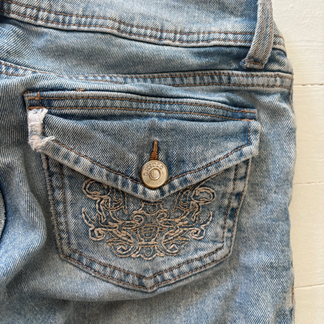 Lågmidjade lågblåa jeans  - 3