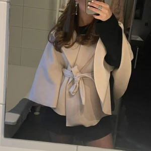 Poncho kappa - Poncho Blair från missay i beige, Onesize i superfint skick sparsamt använd💕💕