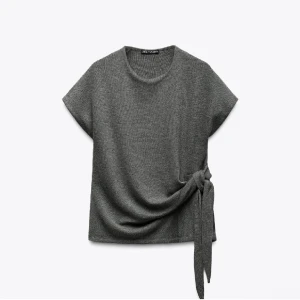 Grå stickad topp med knyt i sidan - Supersnygg grå stickad topp från Zara med korta ärmar och rund hals. Perfekt att matcha med jeans eller kjol💕💕