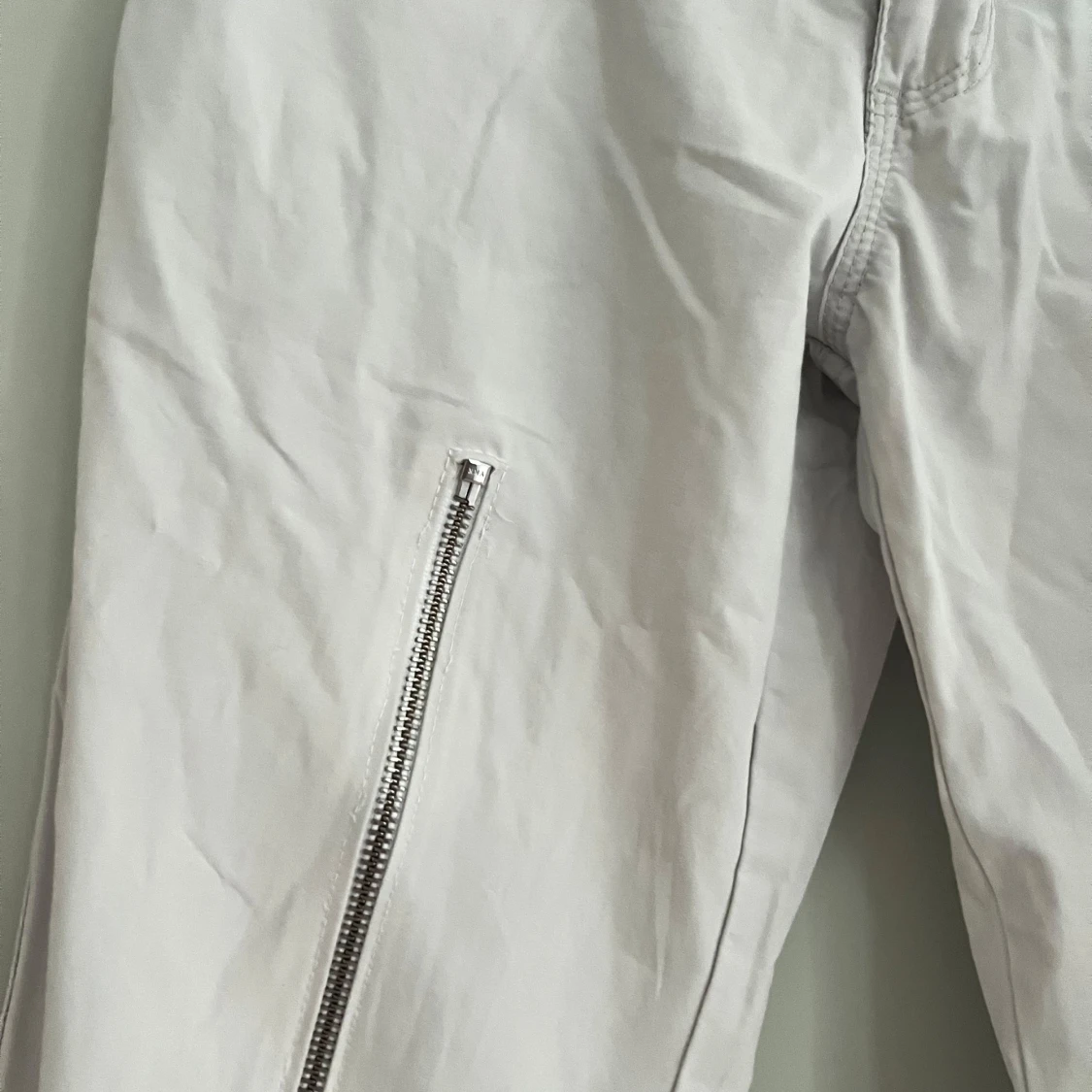 Vita byxor med dragkedjor - 3