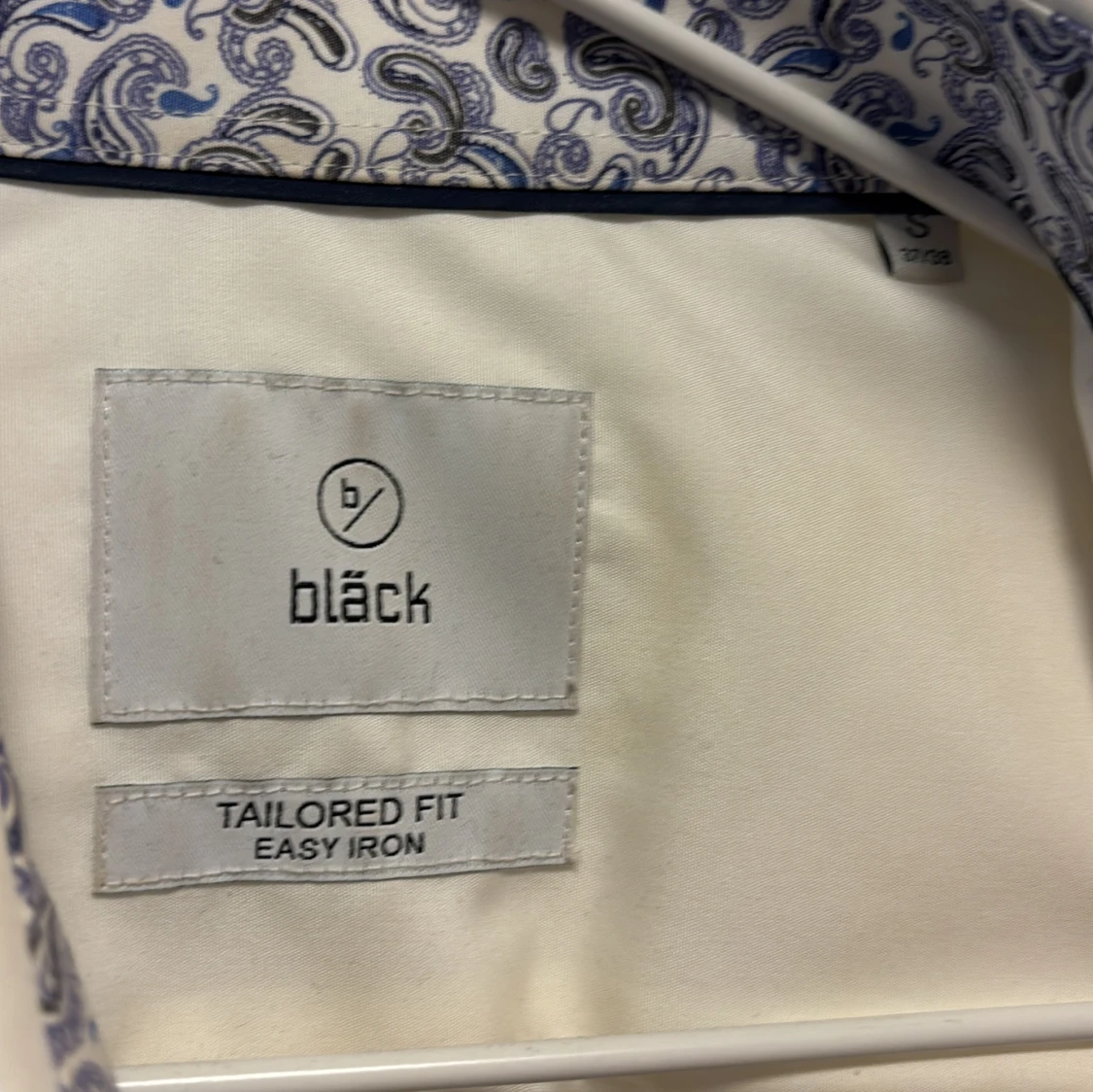 Vit skjorta med mönstrad kant från Bläck - 2