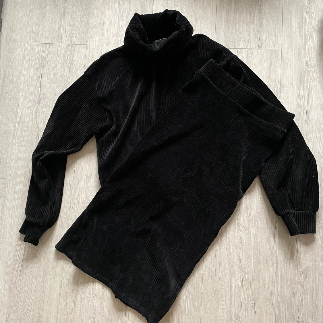 Set med polotröja och midikjol - 1