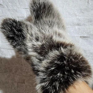 Grå faux pälsvantar från Newport - Säljer ett par lyxiga och fluffiga grå vantar i faux päls från Newport, modell Timber Wolf Mittens. Perfekta för att hålla händerna varma under kalla dagar. De har en elegant design med en mjuk insida för extra komfort. NYPRIS 999:-