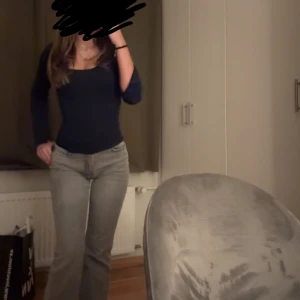 Gråa jeans från Gina Tricot - Säljer dessa gråa jeans från Gina i storlek 36, de sitter jättebra men säljer då jag redan har ett par liknande från Gina. De är midwaist och passar dig som gillar jeans som sitter bra och ser ut som att de sitter tight fast att de egentligen inte gör det, det gör att de blir mer bekväma att gå i.
