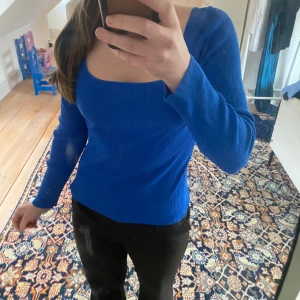 Blå ribbad tröja - Snygg blå ribbad tröja med fyrkantig halsringning och långa ärmar. 