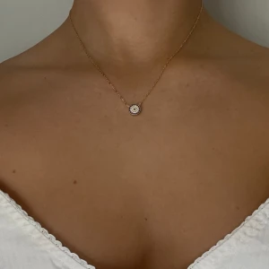 Guldhalsband med berlock - Super gulligt halsband! Halsbandet är guldpläterat.