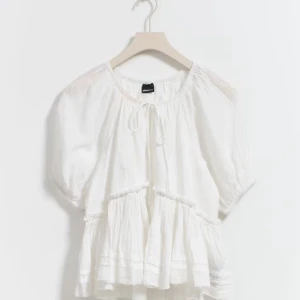 Fin topp - Jättefin vit kortärmad topp från gina tricot som är lite sliten på volangerna, men det var så när jag köpte den i butik💕